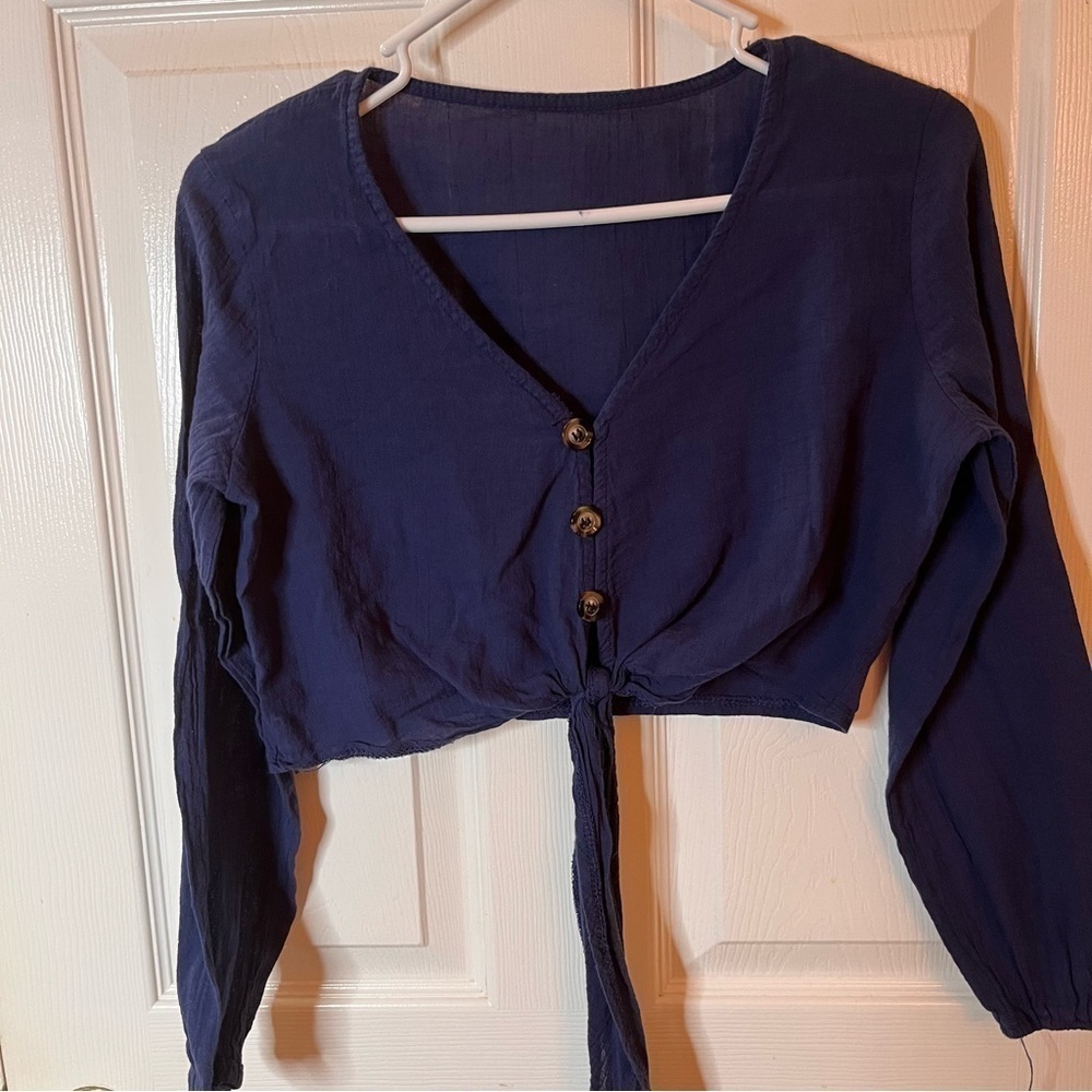 Blue mid rif shirt with buttons and tie in the front